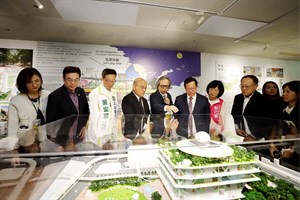 張瑪龍陳玉霖聯合建築師事務所建築師張瑪龍（左5）向行政院前院長蘇貞昌（左4）介紹設計理念。